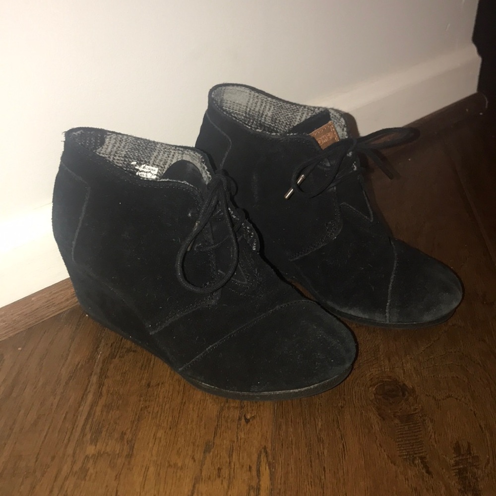 Tom’s black heeled bootie